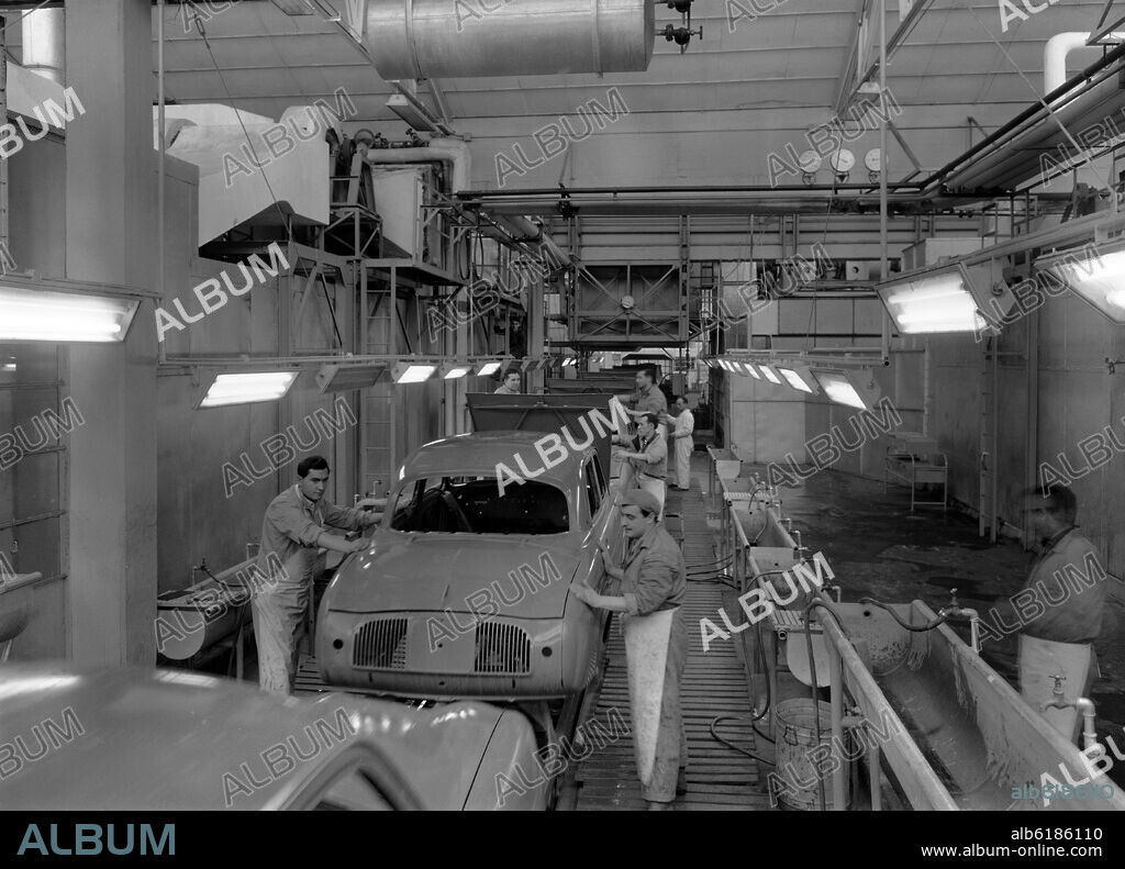 FABRICA DE COCHES RENAULT - FOTOGRAFIA EN BLANCO Y NEGRO - AÑOS 60.