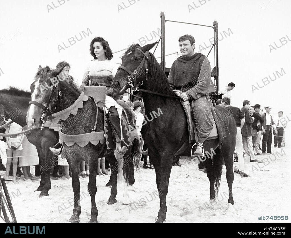 ARCHBISHOP THOMAS BECKET, RICHARD BURTON und ELIZABETH TAYLOR. ELIZABETH TAYLOR und RICHARD BURTON in BECKET, 1964, unter der Regie von PETER GLENVILLE. Copyright PARAMOUNT PICTURES.