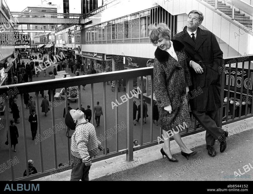 ARKIV 1962-10-21. Skådespelarna Harriet Andersson och Lars Lind samt Harriets dotter Petra uppe på viadukten på Mäster Samuelsgatan i Stockholm med vy över Sergelgatan i bakgrunden 21 oktober 1962.. Foto: Lars Nyberg / XP / SCANPIX / Kod: 34. **AFTONBLADET OUT**.