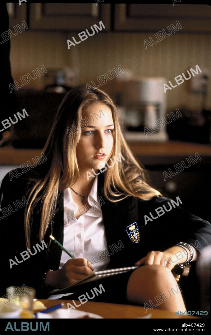 LEELEE SOBIESKI in THE GLASS HOUSE, 2001, directed by DANIEL SACKHEIM. Copyright ORIGINAL FILM/COLUMBIA PICTURES CORPORATION / CHEN, LINDA R.