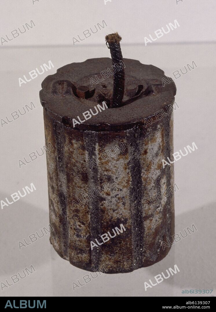 BOMBA DE MANO DE MECHA DE FABRICACION ARTESANAL.