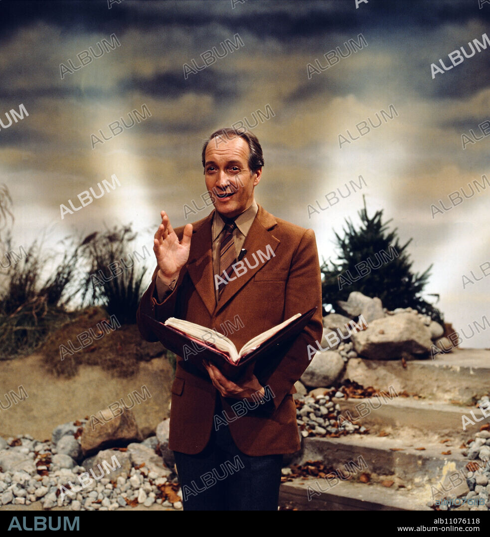 Aktion Abendsonne, TV film, Germany, 1979, Story: a TV show connects lonely seniors with families, Scene: Ernst Stankovksi as moderator.