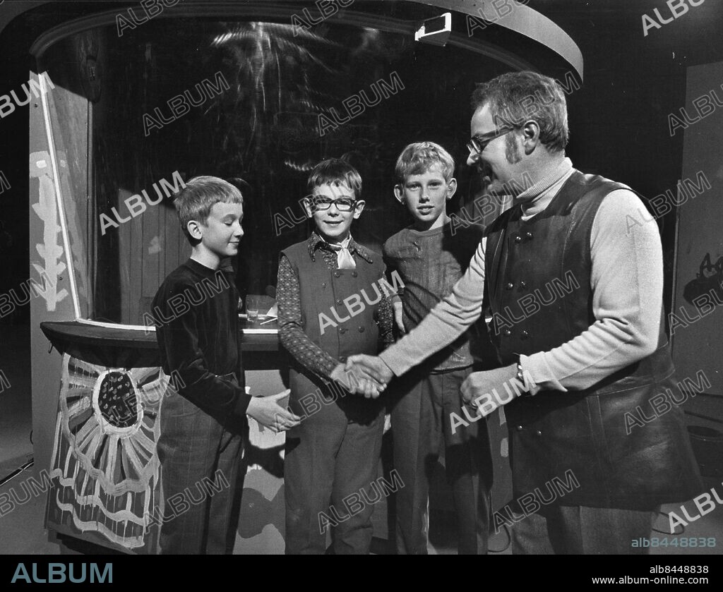 ARKIV 19701004. Programledaren Carl-Uno Sjöblom gratulerar de tävlande i klass 5 i Västra Skolan i Hallsberg i okänd ordning Håkan Dunder, Göran Björklund och Jan Månsson som vann finalen i SVT:s frågesportprogram "Vi i femman" 4:e oktober 1970 i Stockholm, som detta år sändes i televisionen för första gången.. Foto; John Kjellström / SvD / SCANPIX / Kod: 11014.