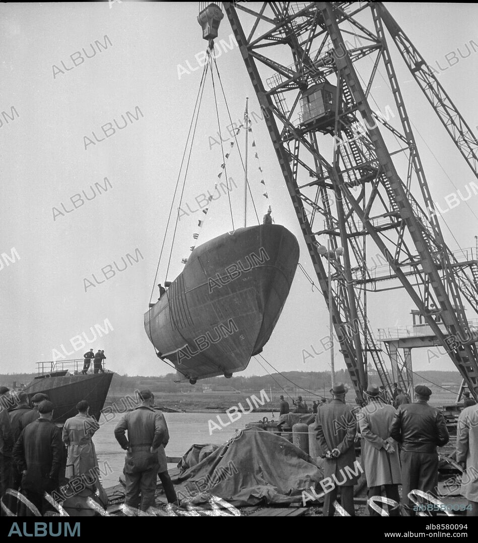 GÖTEBORG 1960-04. Sjösättning av LL 550 Ringö från Fisketången på Nya AB Göteborgs varv - Göteborgs Hamns pontonkran af Chapman bistår. *** Local Caption *** GP apr1960_931 Foto: Kamerareportage / TT / Kod: 2524.