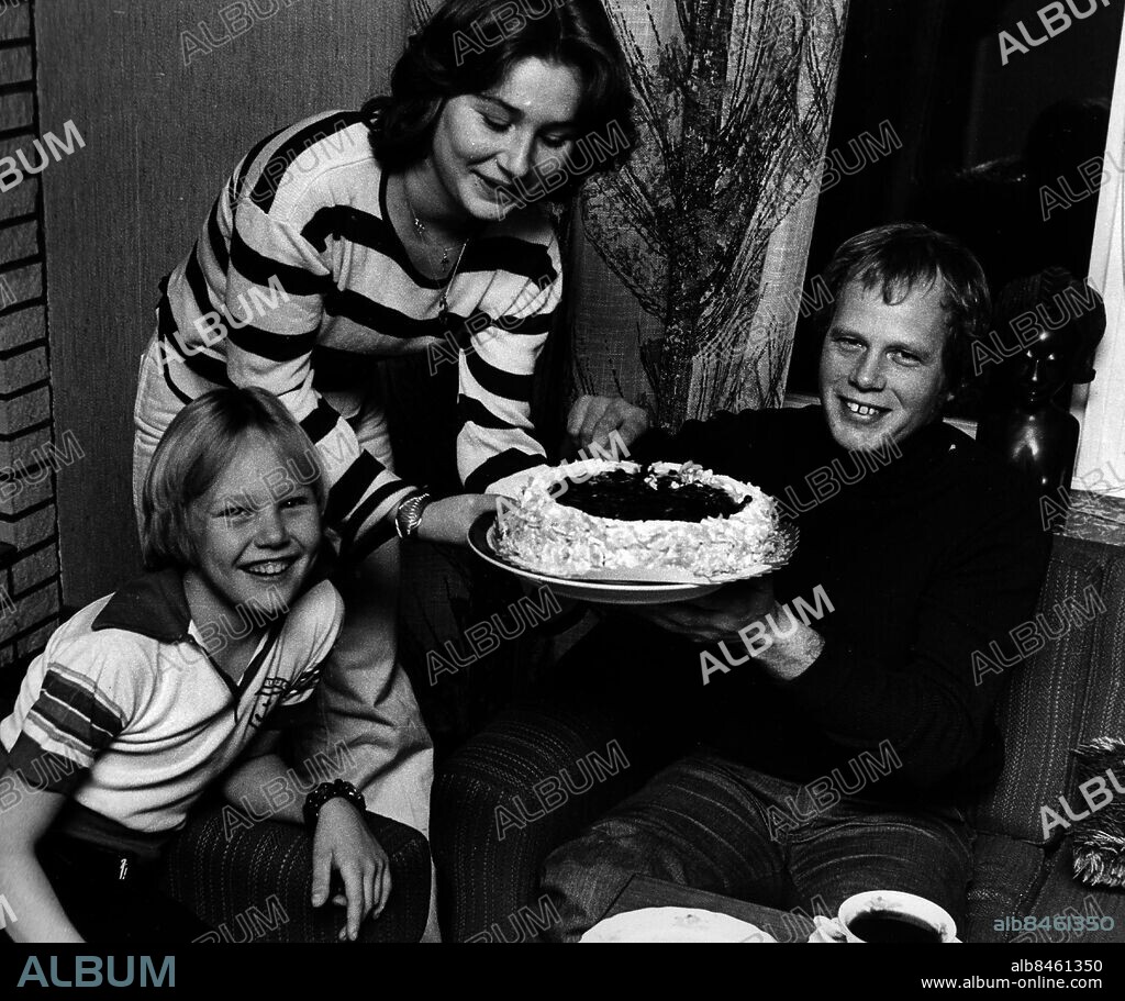TUVE 1977-12-07. Christin Lavebäck och Per-Anders Lavebäck bjuder brandman Ronny Karlsson på tårta som tack för att han räddade dem ur ur rasområdet i Tuve 30 november 1977.. Foto: Per Wissing / GT / TT / kod 8507. ** OUT AFTONBLADET BAROMETERN **.