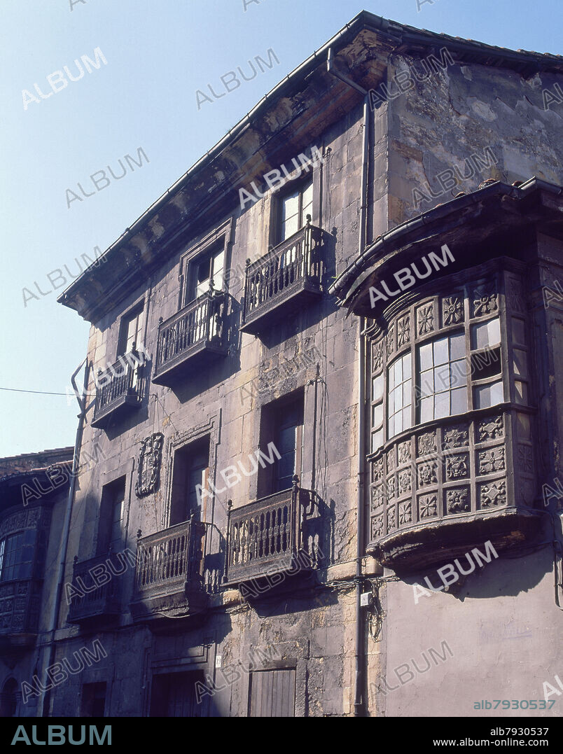 DOMINGO RUIZ DE SANTAYANA (S XVII). CASA DE LOS CAMPOMANES CONSTRUIDA EN 1662 - EDIFICIO SITUADO EN LA CALLE JOVELLANOS.