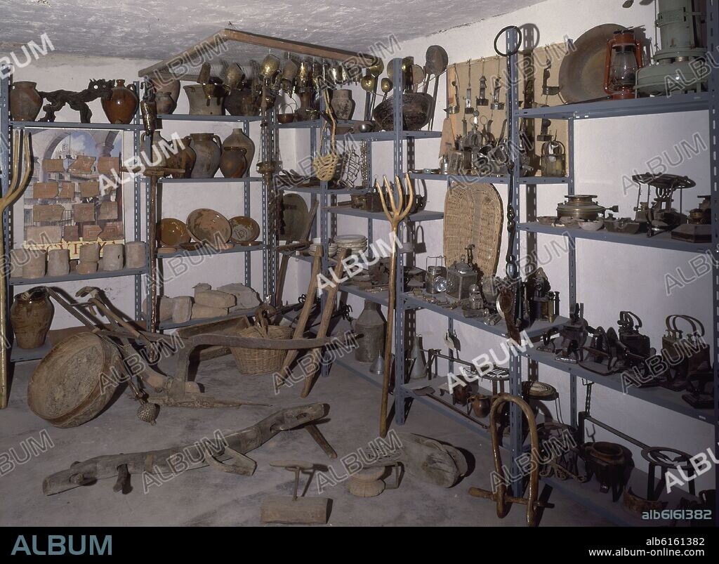 APEROS DE LABRANZA EN UNA SALA DEL ANTIGUO PALACIO DE LOS INFANTES CONVERTIDO ECONVERTIDO EN MUSEO ETNOLOGICO.