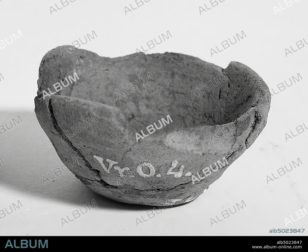 Small brown-yellow pot or bowl of pottery, found in urn VrO 3. Old bonding, the edge is damaged, surface damage., Side pot, pottery, h: 1.9 cm, diam: 5 cm, prehistory -1200.