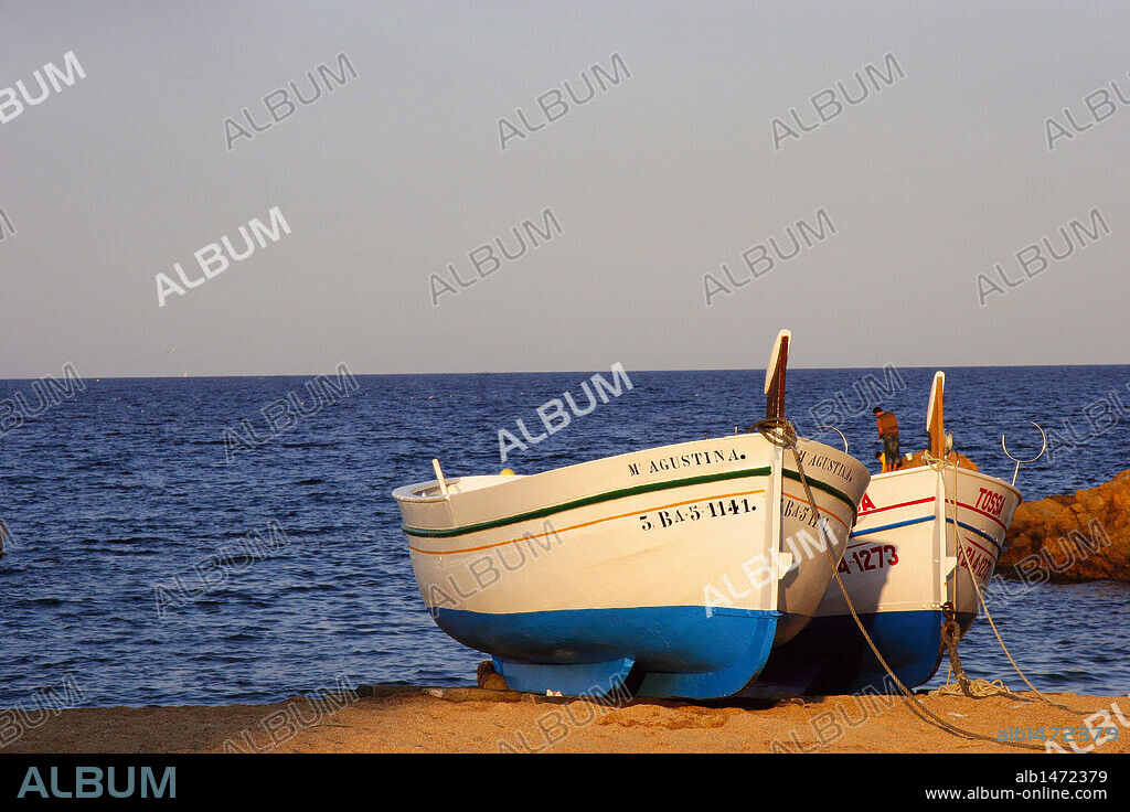 BARCAS DE PESCADORES baradas en la arena. Playa de Tossa de Mar. Costa Brava. Comarca de la Selva. Provincia de Girona. Cataluña.