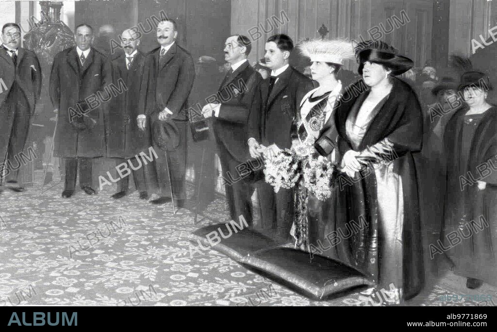 Marzo 1918. En la iglesia de san José, en Madrid. Boda de la notable actriz Mercedes Rodríguez pardo con D. Manuel Berriatua.