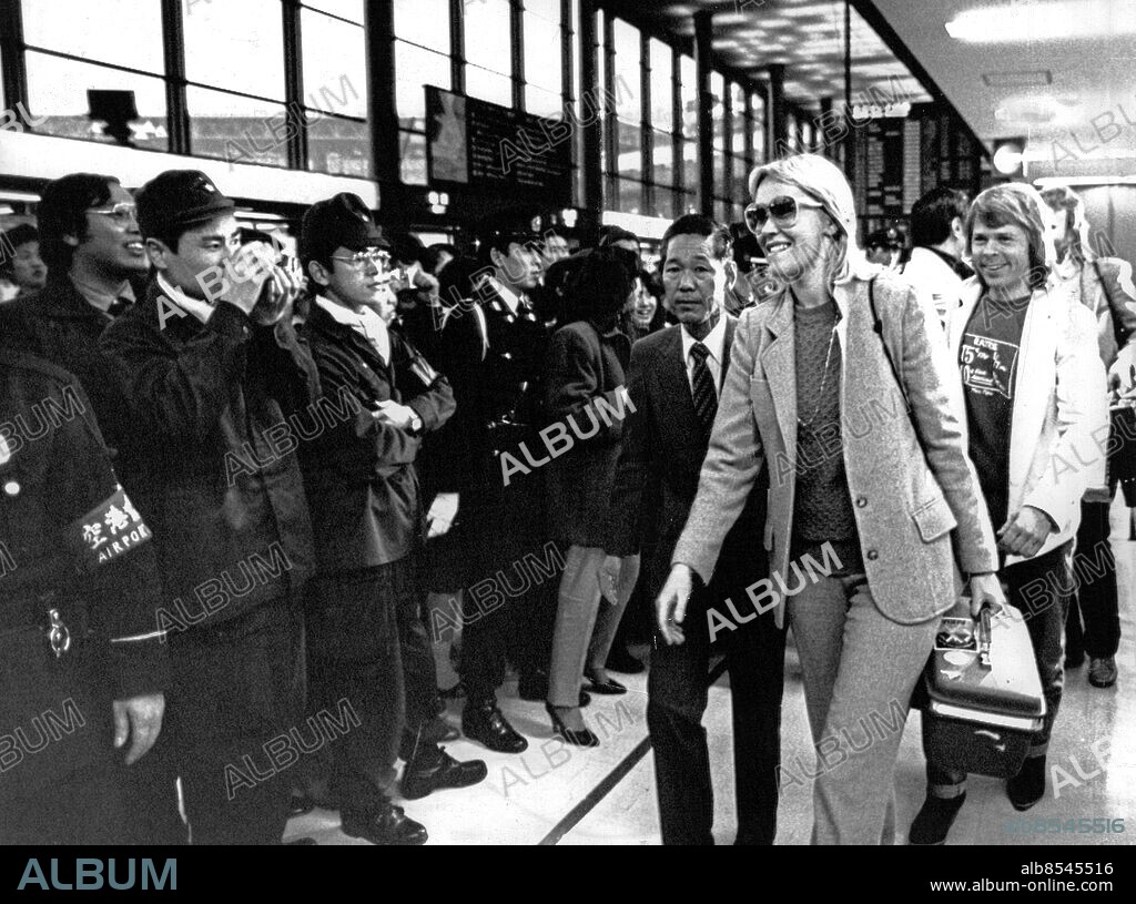 ARKIV TOKYO 19800309 . Agnetha Fältskog och Björn Ulvaeus, två av medlemmarna i popgruppen ABBA, anländer till Narita International Airport i Tokyo för en nästan tre veckor lång Japanturné.. Foto: Per Kagrell / XP / SCANPIX / Kod: 26. **AFTONBLADET OUT**.