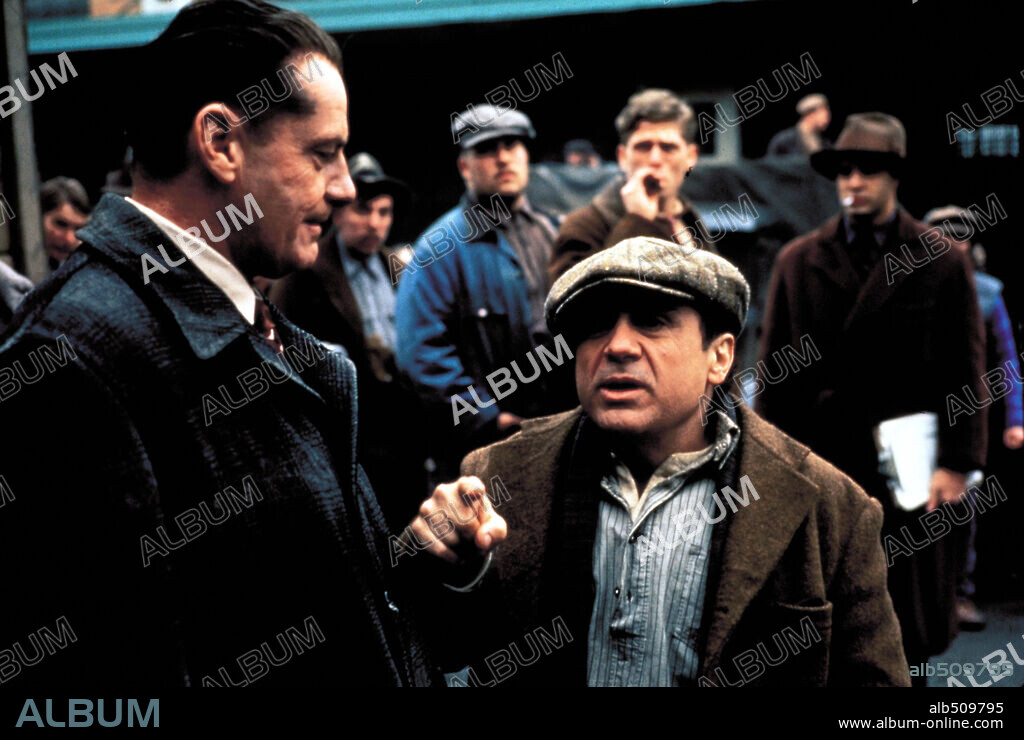 DANNY DEVITO and JACK NICHOLSON in HOFFA, 1992, directed by DANNY DEVITO. Copyright 20TH CENTURY FOX/JERSEY.