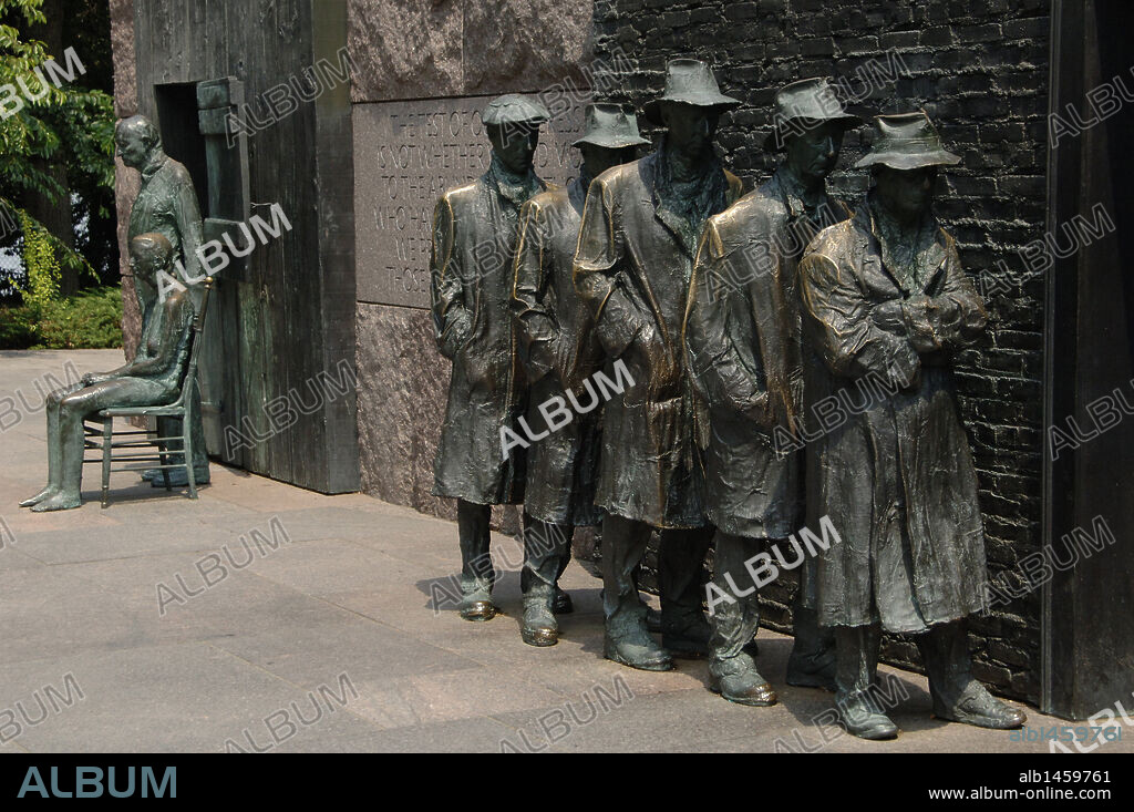 GEORGE SEGAL. ROOSEVELT, Franklin Delano (1882-1945). Presidente de los Estados Unidos en 1933. Aplicó las medidas conocidas como New Deal. Reelegido en 1936, 1940 y 1944. "MEMORIAL A FRANKLIN DELANO ROOSEVELT" (1997). ESCULTURA "LA COLA DEL PAN". WASHINGTON D. C. Distrito de Columbia. Estados Unidos.