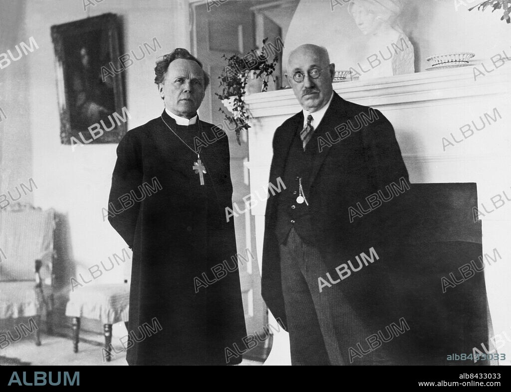 OKÄNT FOTODATUM.. Nathan Söderblom och W E Pussyfoot.. Orig. bildtext... Vår bild visar mr. Pussyfoot på besök hos Sveriges ärkebiskop Söderblom. Orig. bildtext... Mr. Pussyfoot och Ärkebiskop Nathan Söderblom Not. Ärkebiskop Söderblom o. mr. Pussyfoot Anm. N Söderblom, 1866-1931, ärkebiskop Nobels fredspris 1930 W E Pussyfoot Johnson, 1862-1945, amerikansk nykterhetsman, en av ledarna för The Anti-Saloon League CD372 persons: NATHAN SÖDERBLOM;WILLIAM E JOHNSON sites: USA*;SVERIGE.