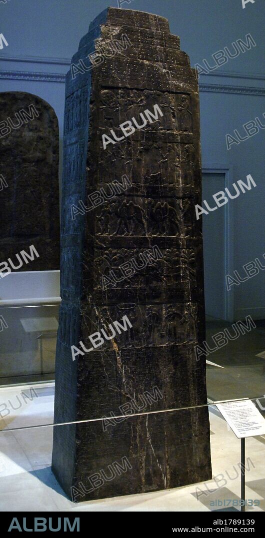 ARTE MESOPOTAMICO-ASIRIO. OBELISCO NEGRO DE SALMANASAR o SALMANESER III (859-824 a. C.). Realizado en piedra caliza nega consta de cuatro caras. Fue descubierto por Layard en 1846 en Nimrud y está fechado hacia el año 827 a. C. Con una altura de 2 m., cada una de sus cuatro caras muestra, en relieve, escenas de campañas militares y la obtención de tributos. Museo Británico. Londres. Inglaterra. Reino Unido.