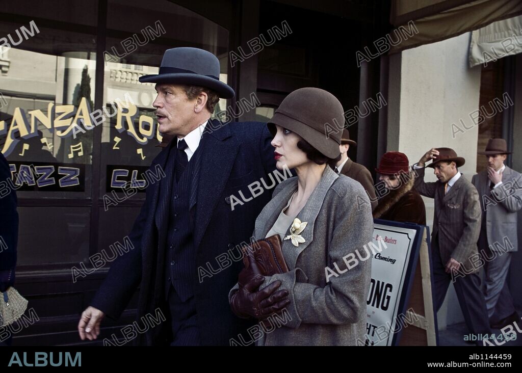 ANGELINA JOLIE y JOHN MALKOVICH en EL INTERCAMBIO, 2008 (CHANGELING), dirigida por CLINT EASTWOOD. Copyright IMAGINE ENTERTAINMENT/MALPASO PRODUCTIONS / RIVETTI JR. TONY.