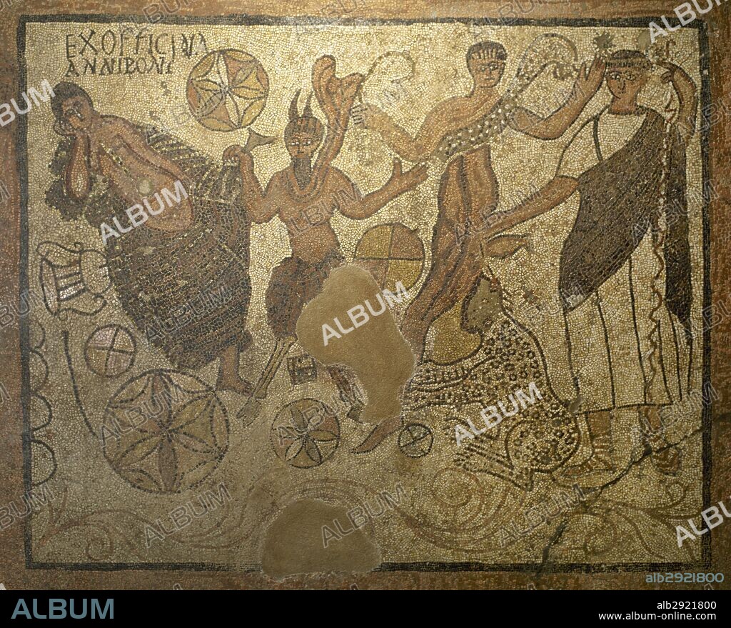 "MOSAICO DE ANNIUS BONUS" (siglo IV d. C.). Representa el tema del encuentro de Dionisio y Ariadna. Ariadna aparece, adormecida, en la parte superior izquierda y Dionisio a la derecha, presidido de un pequeño cortejo con SATIRO y pantera. Museo Nacional de Arte Romano. Mérida. Provincia de Badajoz. Extremadura. España.