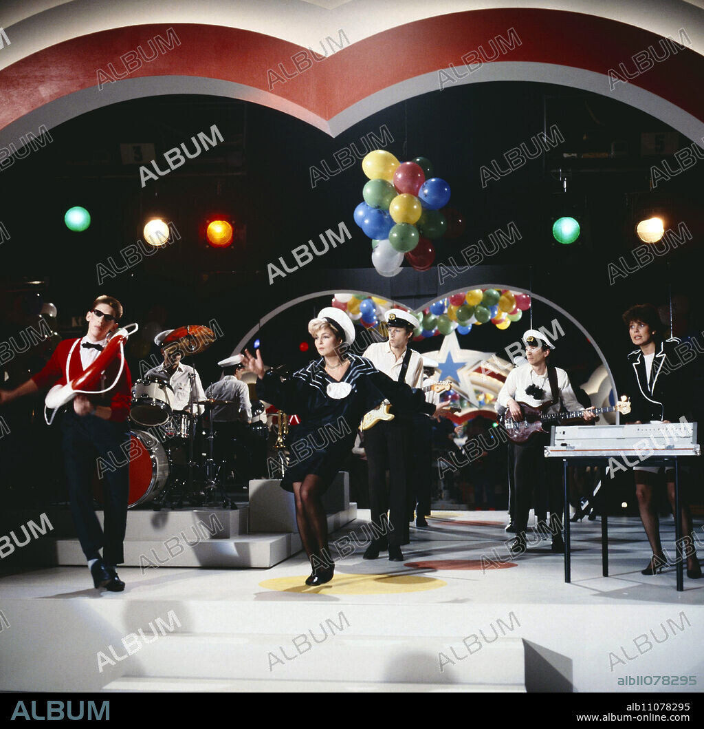 Miss Menke aka Franziska Menke, sings the song "Tretboot in Seenot" with her band in the entertainment show "Die Spielbude", Germany 1983.