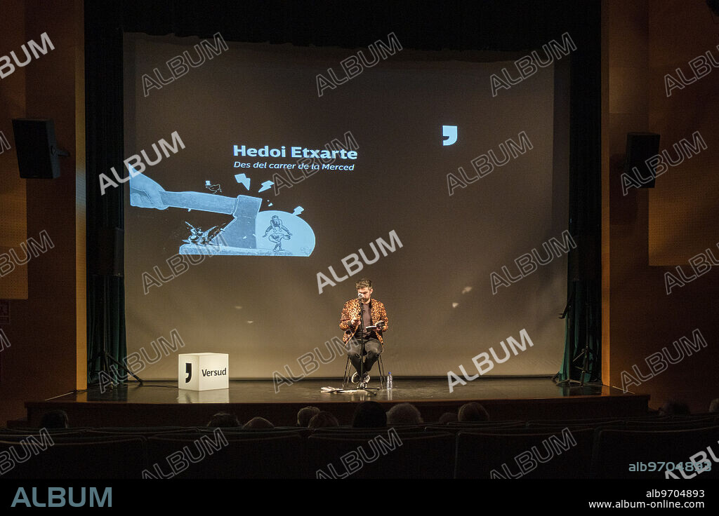 Hedoi Etxarte, poetry recital, Versud Poètica festival, Santanyí, Majorca, Balearic Islands, Spain.