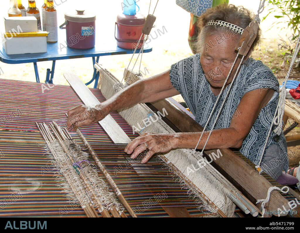 Pha Mai Yok Dok is an elaborately woven material in traditional method. Originally used in the northern royal court, it became popular during the reign of King Rama VI. The distinctive craftsmanship and skills in producing this type of silk have endeared it to those who prefer the traditional designs. Lamphun was the capital of the small but culturally rich Mon Kingdom of Haripunchai from about 750 AD to the time of its conquest by King Mangrai (the founder of Chiang Mai) in 1281.