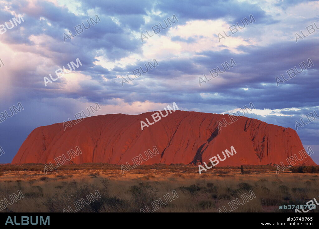 Uluru (Ayers Rock), Uluru-Kata Tjuta National Park, UNESCO World Heritage Site, Northern Territory, Australia, Pacific.
