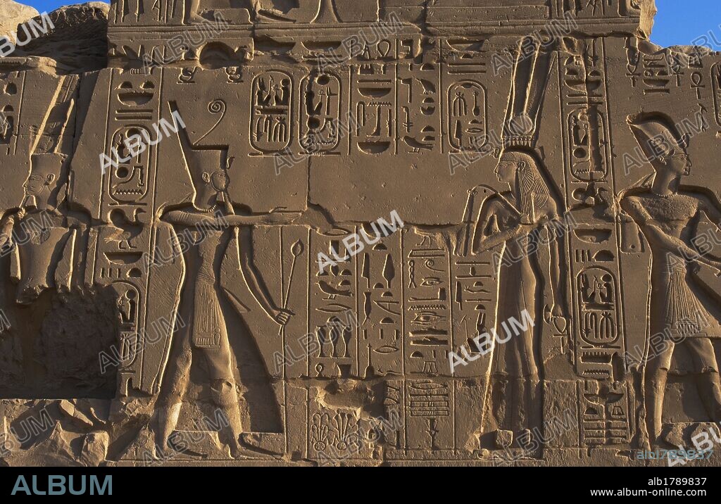 ARTE EGIPCIO. EGIPTO. Relieve con la representación del faraón, portando la corona del Bajo Egipto ante una divinidad. Templo de Karnak. Noroeste de Luxor. Egipto. Imperio Nuevo.