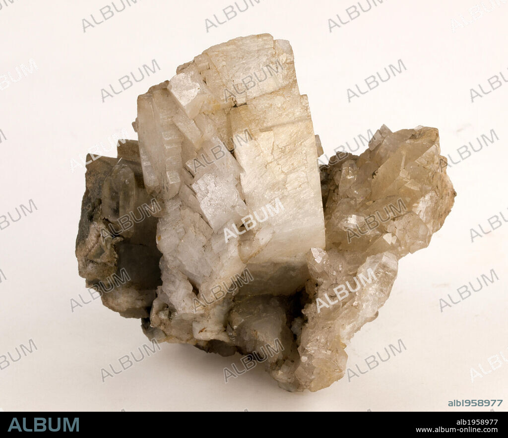 ORTOCLASA o ORTOSA. Mineral de la clase 9 (silicatos). Variedad: ADULARIA.
