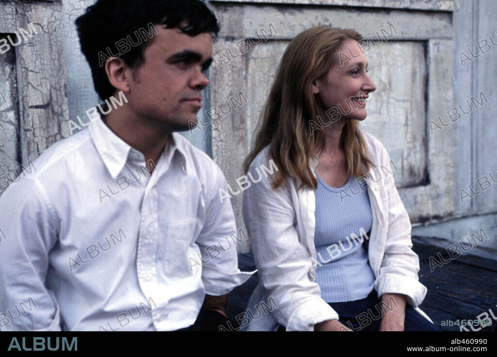 PATRICIA CLARKSON and PETER DINKLAGE in THE STATION AGENT, 2003, directed by TOM MCCARTHY. Copyright MIRAMAX.
