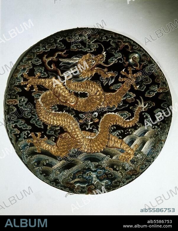 Kunst / chinesische, 19. Jahrhundert. Drachen. Seidenstickerei auf dem Prunkgewand eines Hofbeamten. Privatbesitz.