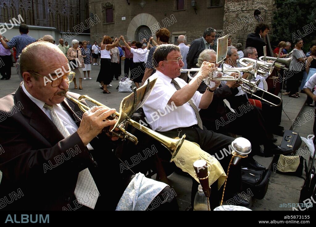 "Cobla" (orquesta) baile de Sardanas (tradicional catalana) en la Plaza de la Catedral.