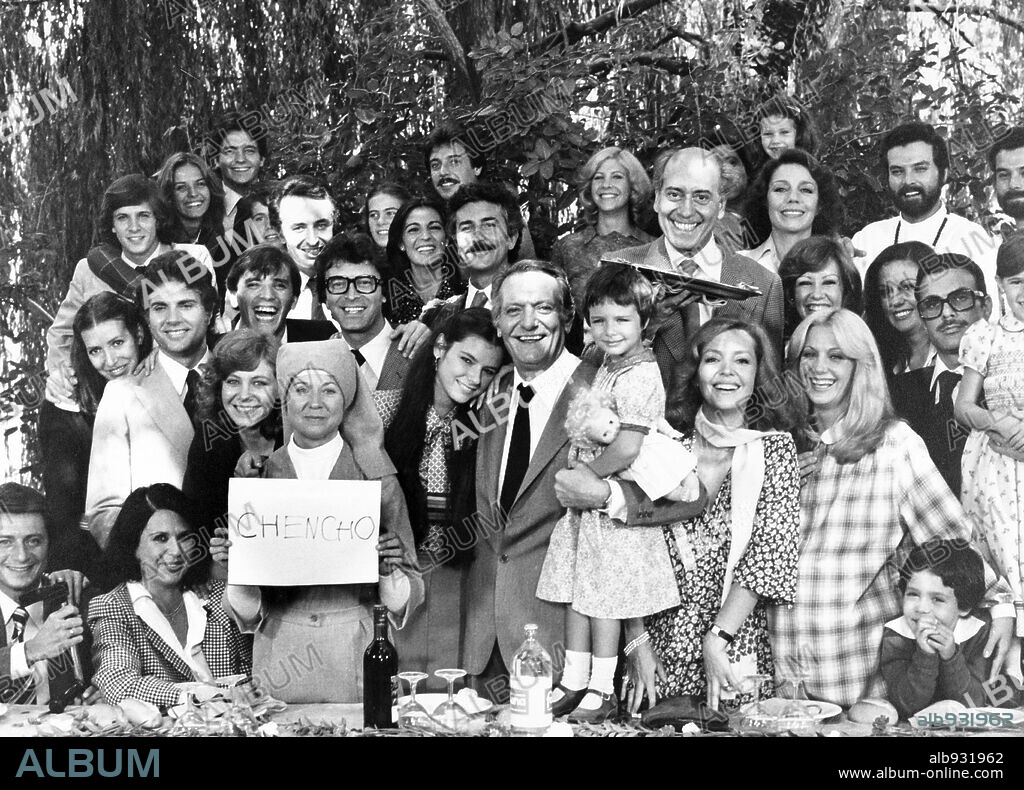 ALBERTO CLOSAS, CECILIA ROTH, JOSE LUIS LOPEZ VAZQUEZ y LOLA FORNER en FAMILIA, BIEN, GRACIAS, LA, 1979. Copyright IMPALA FILMS.