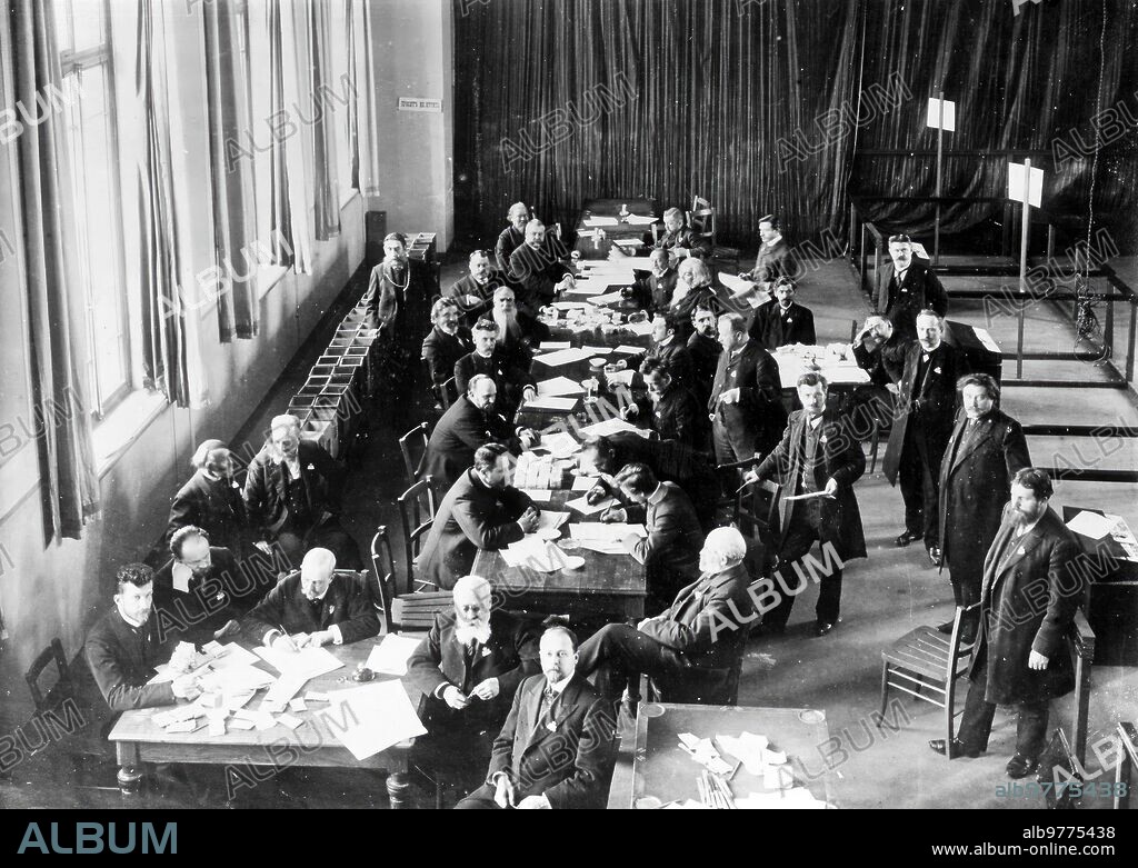 Abril 1906. Las Elecciones en Rusia. El escrutinio de las Votaciones que Acaban de Verificarse para construir la nueva cámara en la Duma. El escrutinio ha Sido favorable para los Partidos Liberales y especialmente para el constitucional Demócrata (ayuntamiento de san Petersburgo).