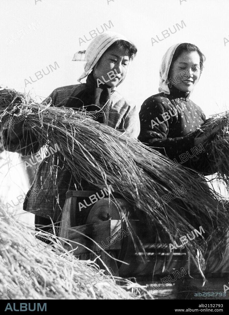 Chang Jui-fang (China's Best Film Actress of 1962, left) and Chin Yi, another popular film actress, are taking part in farm work at the Machiao People's Commune on the outskirts of Shanghai. May 1963. (Photo by: Sovfoto/UIG via Getty Images).