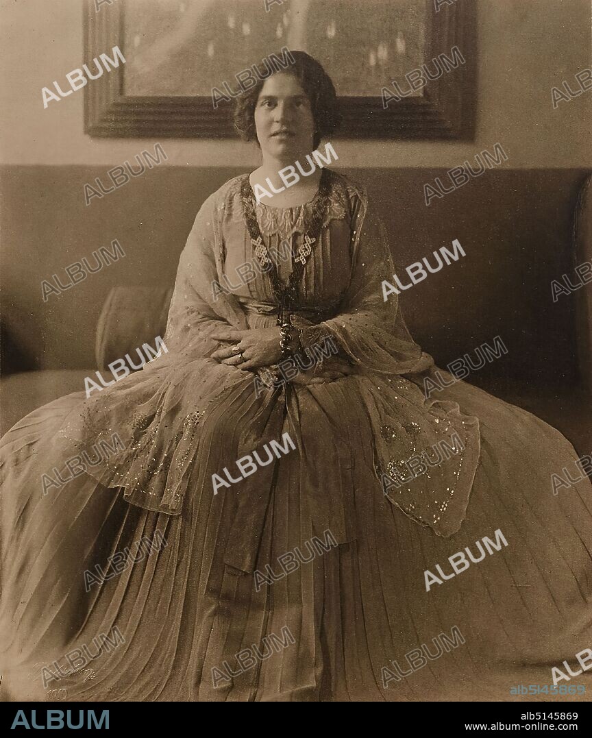 Minya Diez-Dührkoop, The painter and sculptress Elena Luksch-Makowsky before her painting Adolescentia, paper, platinum print, dimensions: height: 20.00 cm; width: 16.60 cm, dry stamp: recto and left Dührkoop, 1910, inscribed and dated: recto below the painting on the paper or on the cardboard, handwritten in lead: R. DÜHRKOOP (right) M Diéz-Dührkoop 1910, Symetrie (right), Juhl Collection (left), on the verso and on the cardboard, handwritten in blue ballpoint pen: reproduced: PL 31524, stamp: Collection Juhl on verso and on cardboard: label: verso and left on the cardboard: label 1: machine print on white cardboard: MINYA DIEZ-DÜHRKOOP, The painter Elena Luksch-, Makowsky (Makovskaya), in front of her painting: 'Adolescentia', silver bromide [handwritten in lead corr. to platinum print], 1910, Inv. no. : F Juhl 23/21, portrait photography, full-length portrait, woman, artist.