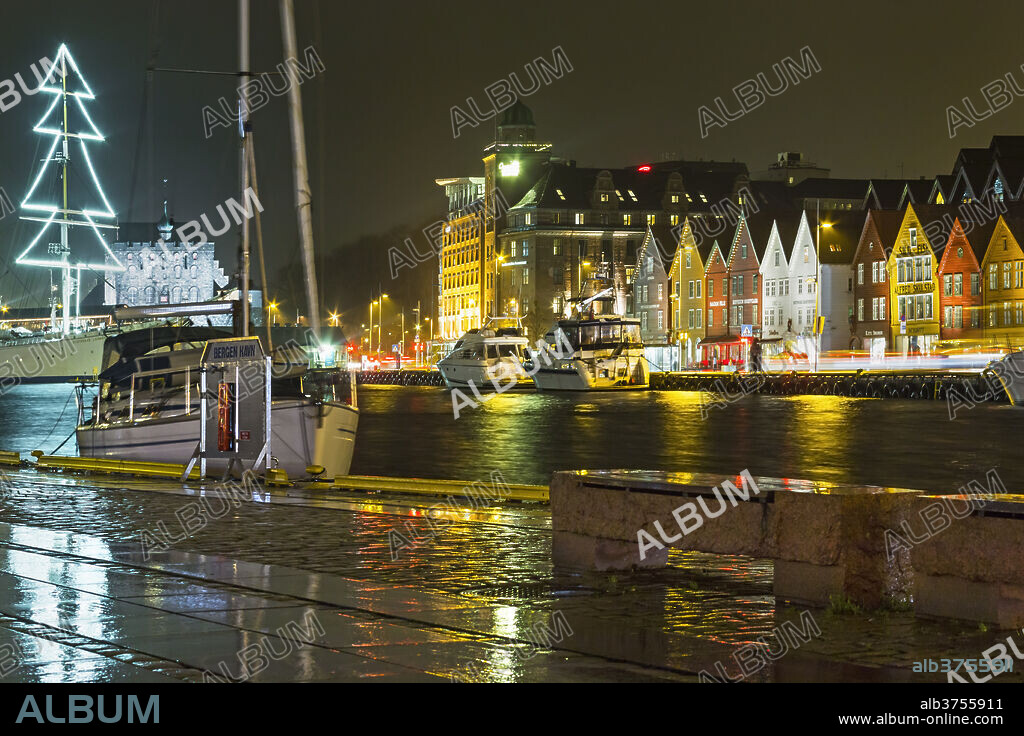 Vagen Harbour at night with the Bryggen waterfront, UNESCO World Heritage Site, and the Bergenhus fortress, Bergen, Hordaland, Norway, Scandinavia, Europe.