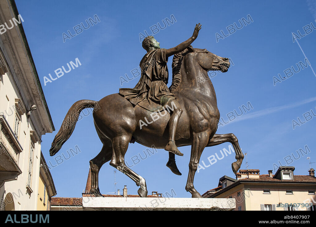 Pavia, Lombardy, Italy, Europe. The Regisole ("Sun King"), a bronze classical or Late Antique equestrian monumentin the square of the Duomo of Pavia. According to different modern scholars the subject was either Theodoric the Great, King of the Ostrogoth.