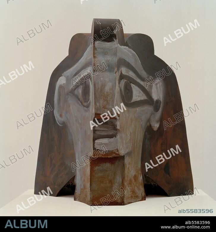 PABLO PICASSO. Picasso, Pablo 1881-1973. "Tête de femme" (Frauenkopf), 1957. Blech, ausgeschnitten, zusammengesetzt und bemalt, 80 x 35 x 45 cm. Privatsammlung.