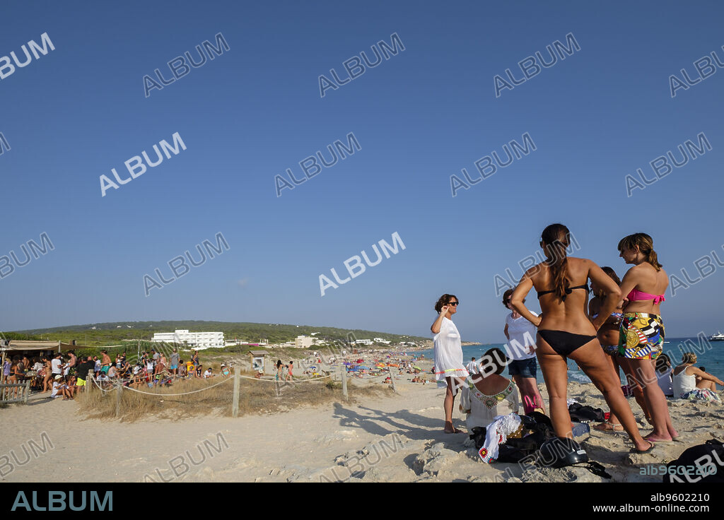 El Pirata Bus, playa de Migjorn, Formentera, balearic islands, Spain.