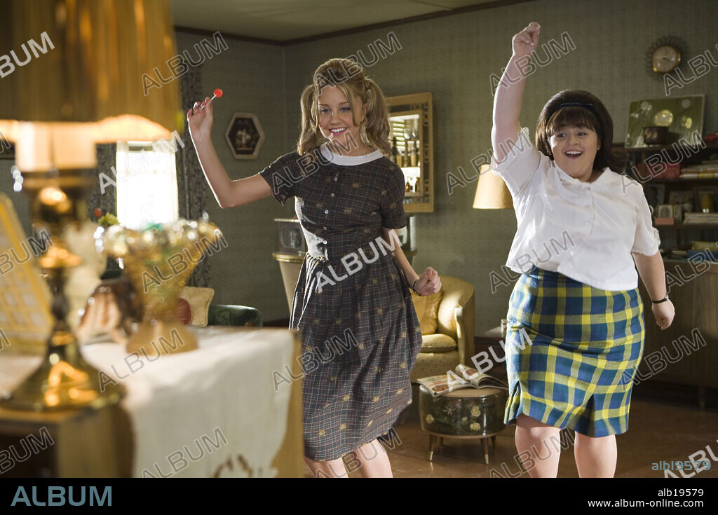 AMANDA BYNES and NICOLE BLONSKY in HAIRSPRAY, 2007, directed by ADAM SHANKMAN. Copyright GABRIEL SIMON PRODUCTION SERVICES/STORYLINE ENTERTAINMENT.