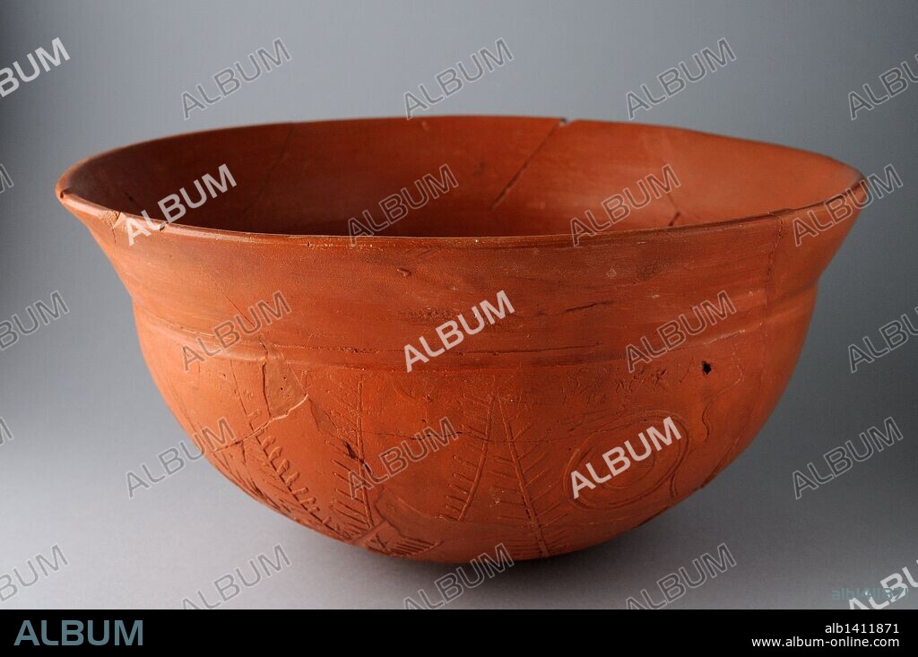 Cuenco de cerámica, Terra Sigillata Hispánica con decoración geométrica y vegetal , tipo Drag . 13 x 25 cm. ( Siglo III- IV d.C.)- Epoca romana , procedente del Yacimiento arqueológico de Complutum en Alcalá de Henares ( Madrid ). ESPAÑA .