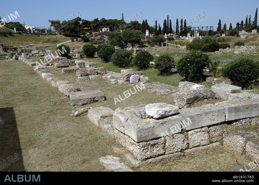 ARTE GRIEGO. GRECIA. Vista de las ruinas del CERAMICO (KERAMEIKOS), antiguamente ocupada por un cementerio y una acrópolis. El nombre deriva del antiguo demos (barrio) del Cerámico o de los Alfareros. Detalle del DIPILON, puerta principal y la más fortificada construida junto a las murallas en la época de Temístocles (479 a. C.). ATENAS.