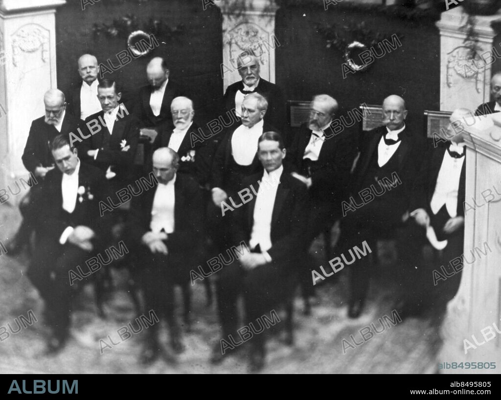 FILE SWEDEN NOBEL 1922. Picture taken at the Nobel Prize Ceremony 1922. The laureates this year was Francis W. Aston (chemistry), Jacinto Benavento (literature), Archibald V. Hill (medicine), Otto Meyerhof (medicine), Fridtjof Nansen (peace) and Niels Bohr (physics). Foto: TT Kod: 194.