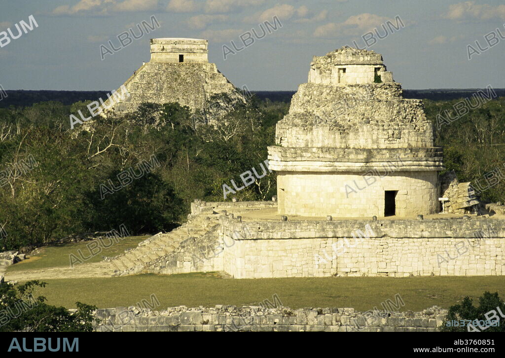 Mayan observatory (El Caracol) and the Great Pyramid (El Castillo) beyond, Chichen Itza, UNESCO World Heritage Site, Yucatan, Mexico, North America.