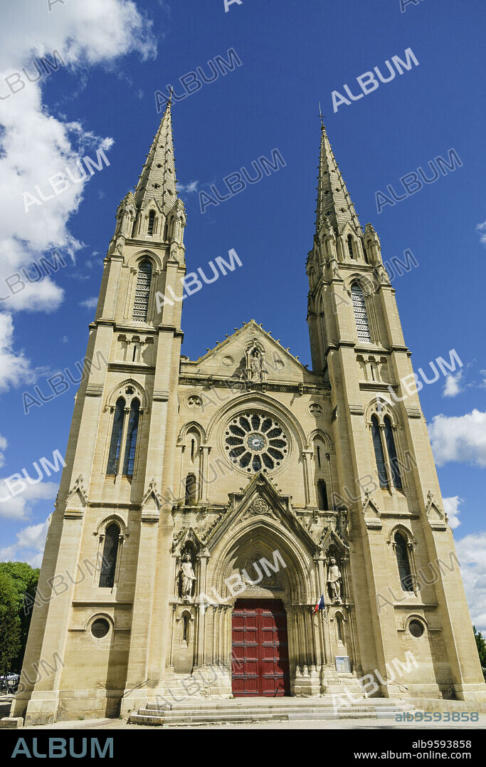 La catedral de Notre Dame y Saint Castor, Nimes, capital del departamento de Gard,Francia, Europa.