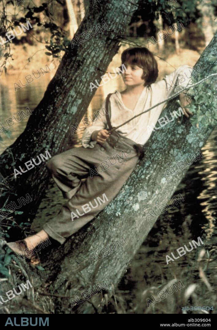 ELIJAH WOOD in THE ADVENTURES OF HUCK FINN, 1993, directed by STEPHEN SOMMERS. Copyright WALT DISNEY PICTURES.