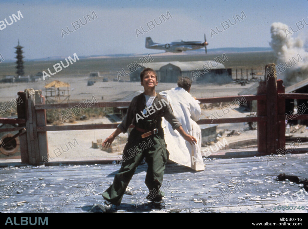 CHRISTIAN BALE en EL IMPERIO DEL SOL, 1987 (EMPIRE OF THE SUN), dirigida por STEVEN SPIELBERG. Copyright WARNER BROTHERS.