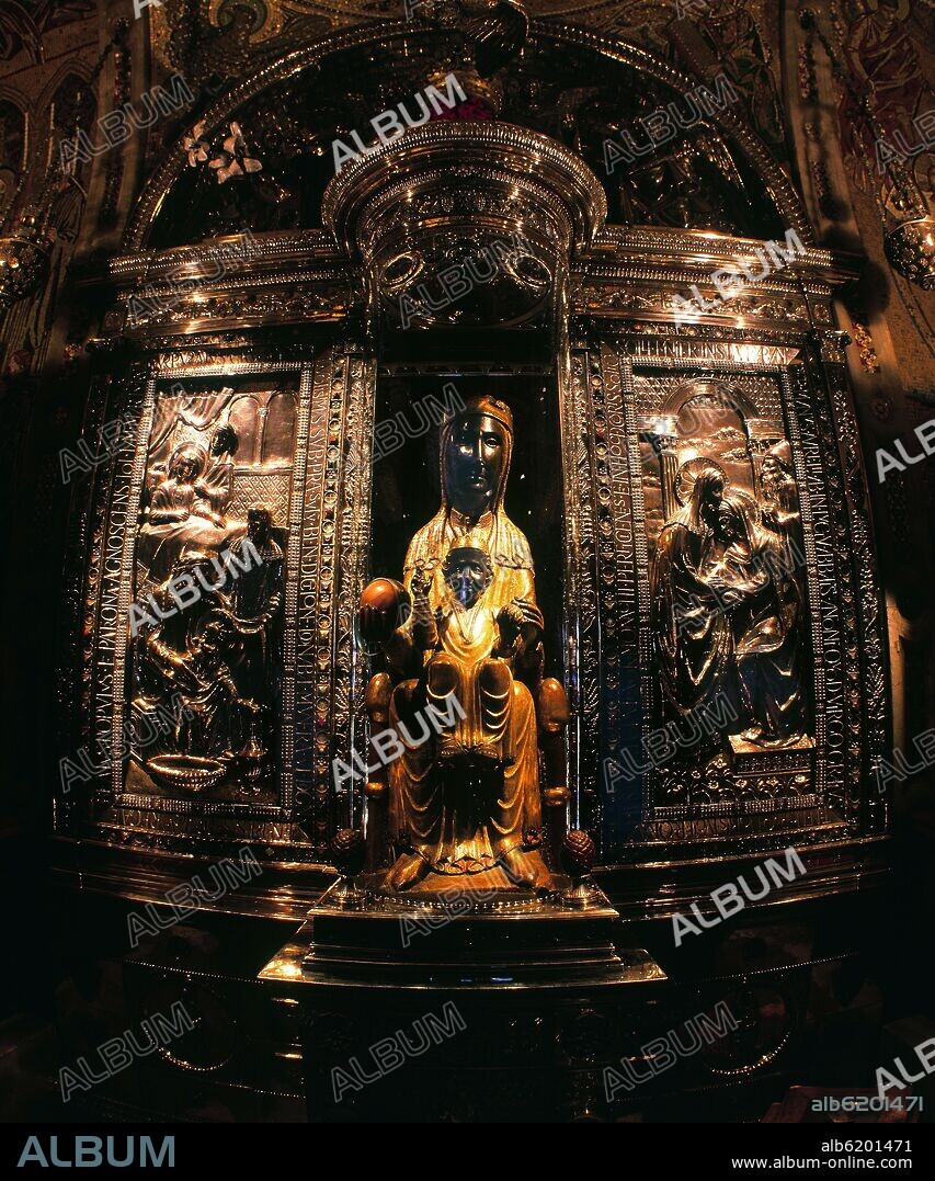 LA VIRGEN DE MONTSERRAT EN SU TRONO.