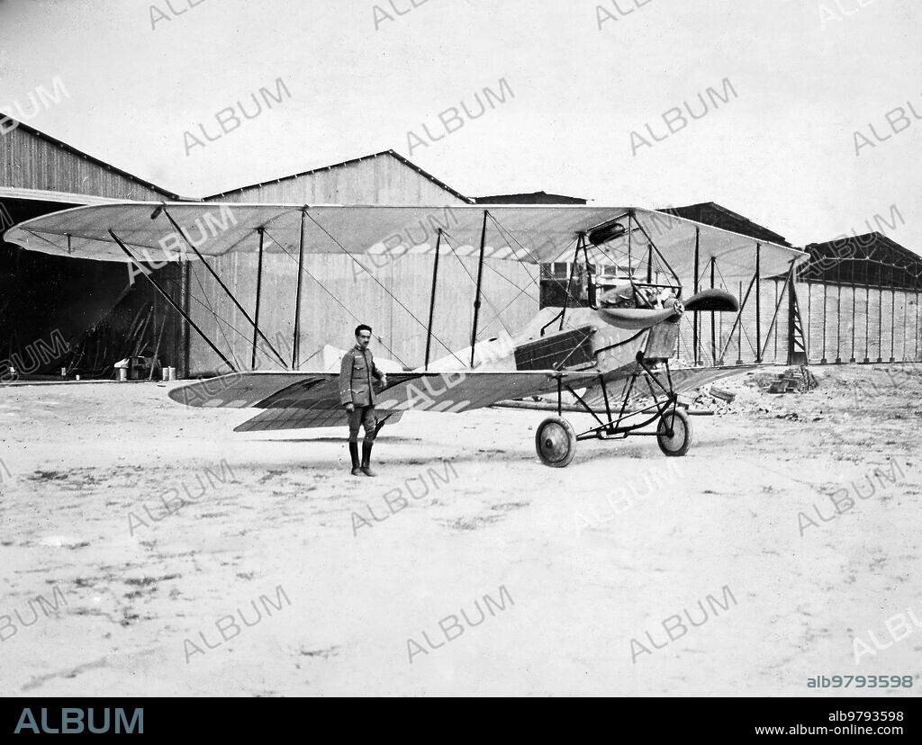 Julio 1915. En el aeródromo de cuatro Vientos. El capitán de Ingenieros, don Eduardo Barrón, con el aeroplano de su Invención, Cuyas Pruebas se Han Verificado con excelente éxito ante S. M. El Rey.