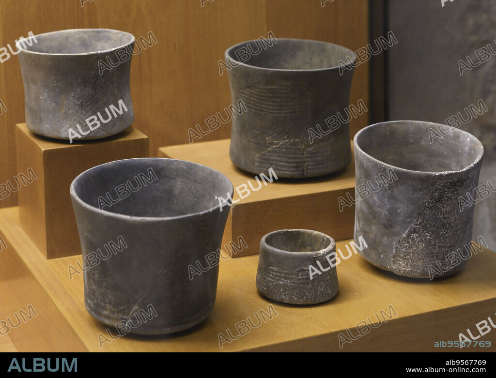Prehistoria. Copas con decoración acanalada. Cerámica. Calcolítico Inicial. Museo Arqueológico do Carmo. Lisboa. Portugal.