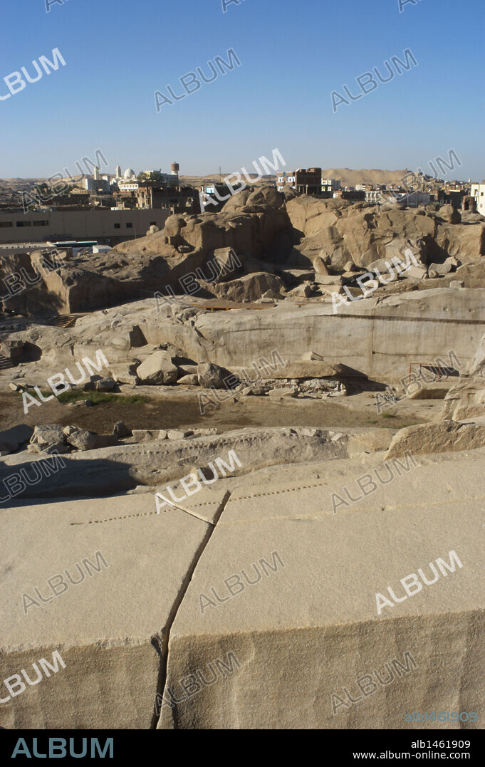 ARTE EGIPCIO. EGIPTO. OBELISCO inacabado en una cantera de granito rosado. Asuán (Aswan). Norte de Africa.